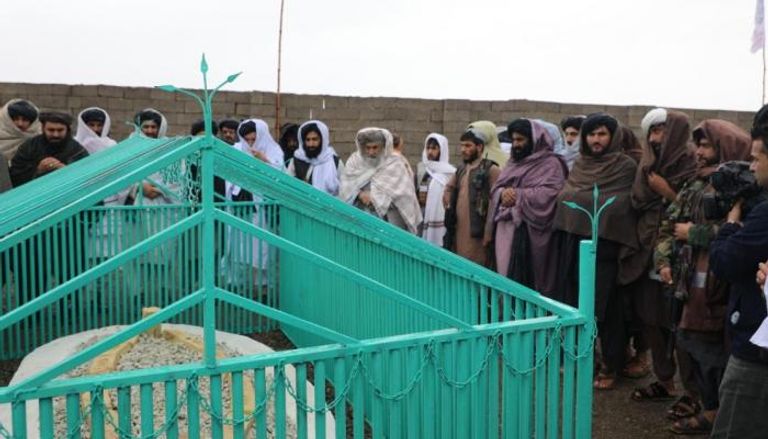 زيارة مسؤولي طالبان لقبر الملا عمر