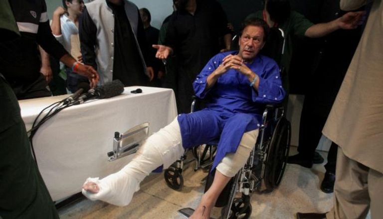 عمران خان يغادر المستشفى بعد تلقي العلاج إثر محاولة اغتيال فاشلة