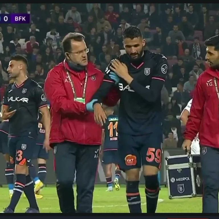 أحمد توبة مدافع منتخب الجزائر منتخب الجزائر