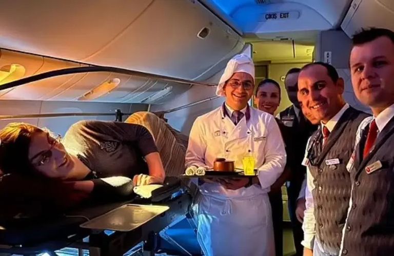 أطول امرأة في العالم داخل الطائرة