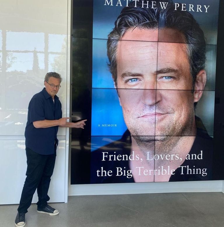 ماثيو بيري مع غلاف الكتاب