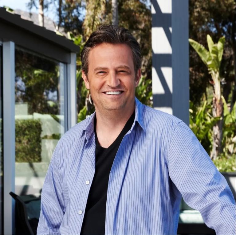 ماثيو بيري مع غلاف الكتاب