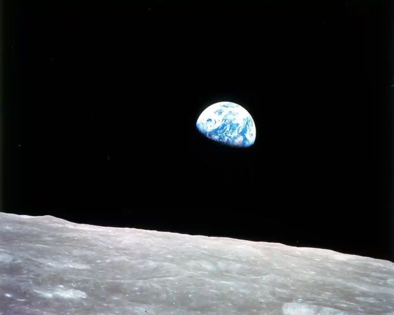 تم التقاط Earthrise من قبل رائد الفضاء ويليام أندرس في 24 ديسمبر/كانون الأول 1968 أثناء رحلة أبولو 8  دخان يتصاعد من مدخنة في مصنع لمعالجة القمامة شمال الهند في 2010 - رويترز