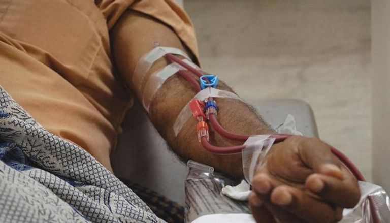 مريض يخضع لجلسة غسيل كلوي في اليمن