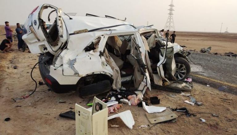 سيارة محطمة جراء حادث مروري في العراق - أرشيفية