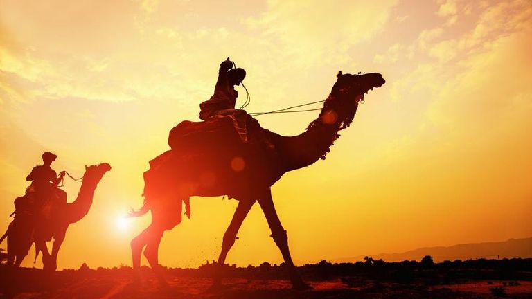 ركوب الجمال في صحراء جايسالمر أحد أماكن السياحة في الهند للأطفال 6 من أجمل أماكن السیاحة في الھند للأطفال