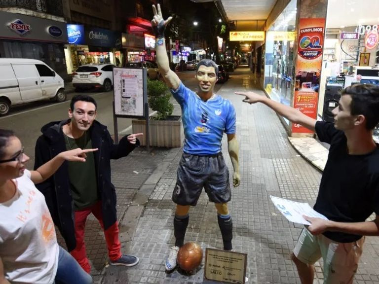 تمثال سواريز تمثال كريستيانو رونالدو