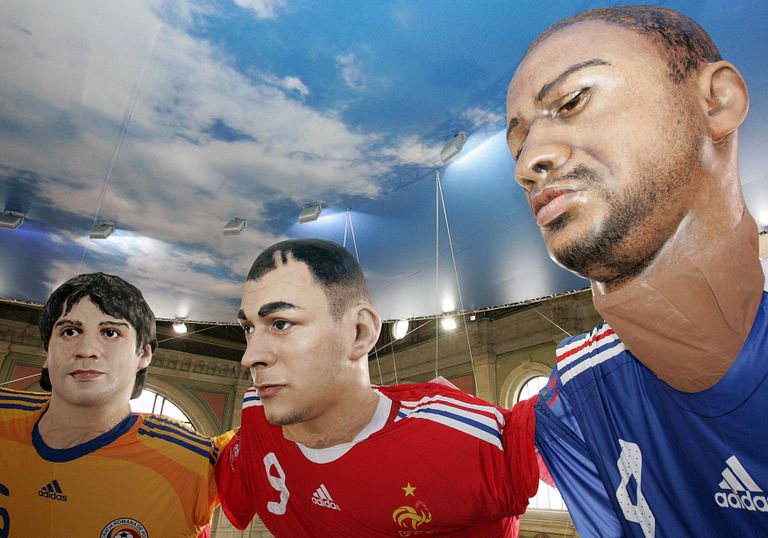 فييرا وبنزيما وكيفو تمثال كريستيانو رونالدو