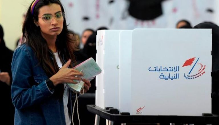 مواطنة بحرينية تصوت في انتخابات برلمانية سابقة- أرشيفية