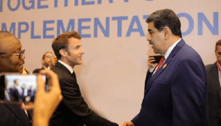 مادورو خلال لقائه بماكرون في شرم الشيخ