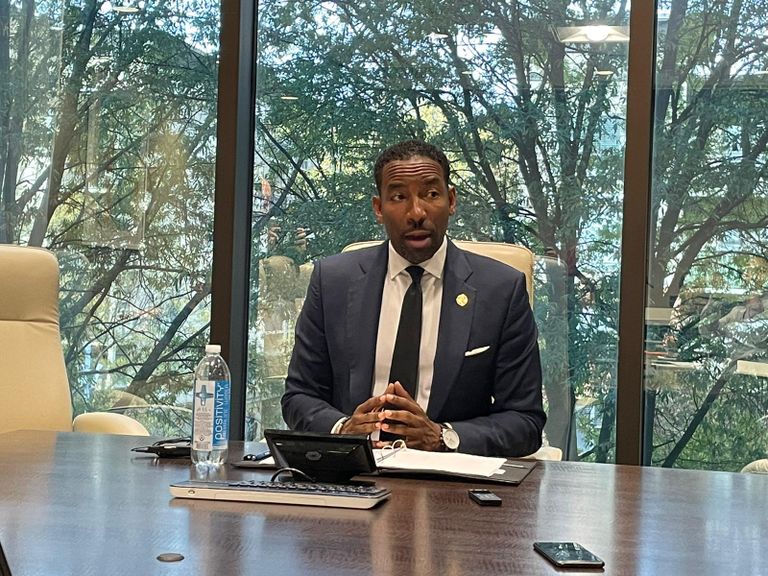 جانب من لقاء عمدة أتلانتا مع