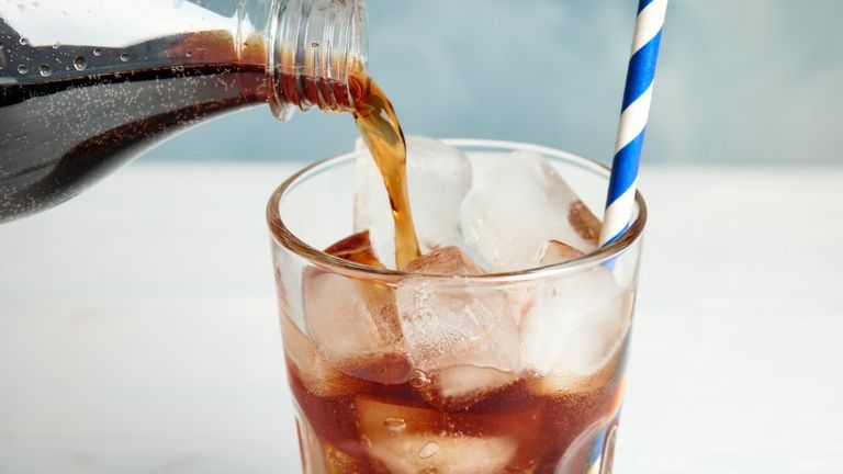 كوب من المشروبات الغازية - أرشيفية