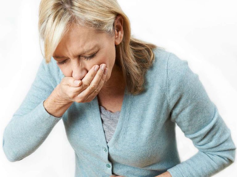 امرأة تتقيأ- أرشيفية