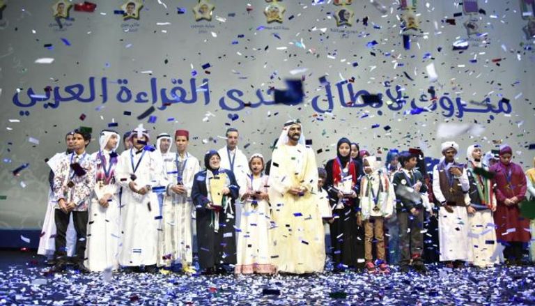 الفائزون في حفل تتويج نسخة سابقة من تحدي القراءة العربي - أرشيفية