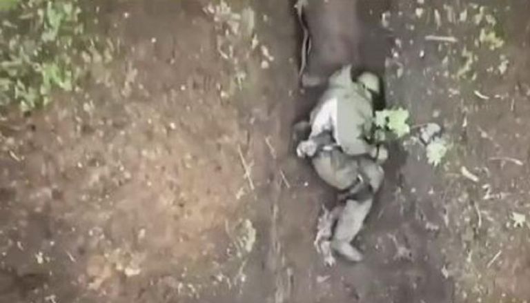 جندي روسي يختبئ في خندق من قنابل أوكرانية