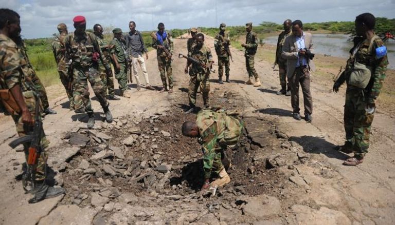 جنود صوماليون بموقع تفجير سيارة - أرشيفية م