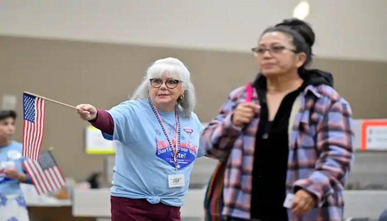 الأمريكيون يدلون بأصواتهم في انتخابات التجديد النصفي للكونغرس