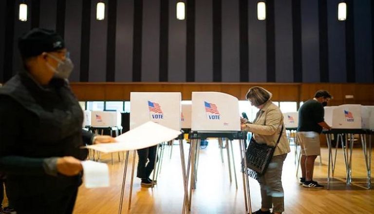 أمريكيون خلال التصويت في انتخابات التجديد النصفي للكونغرس