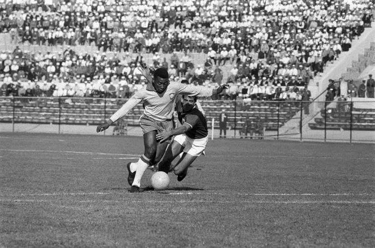 بيليه في لقاء البرازيل والمكسيك جارينشيا نجم البرازيل وهداف كأس العالم 1962
