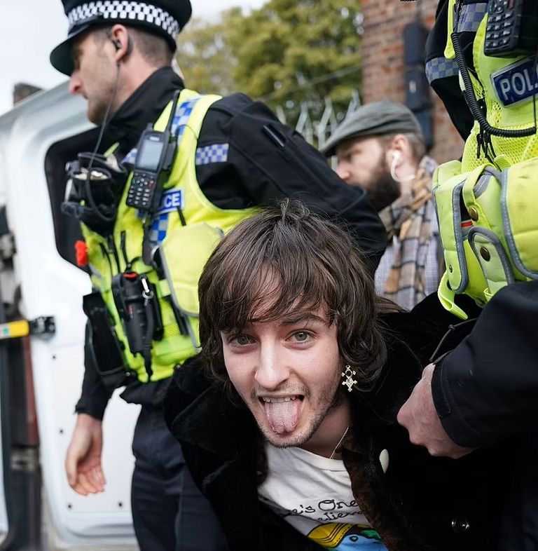 الشاب الذي ألقى البيض على الملك تشارلز الملك تشارلز لحظة إلقاء البيض عليه