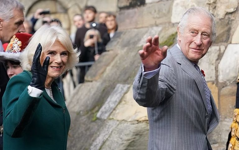 الملك تشارلز لحظة إلقاء البيض عليه