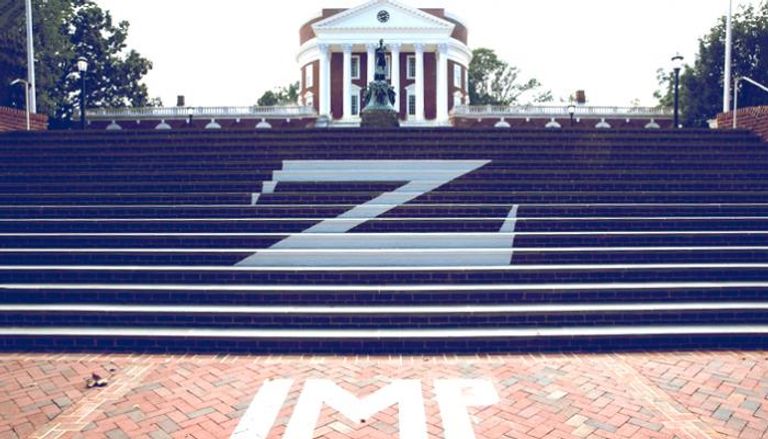 شعار مجتمع Z على سلالم جامعة فرجينيا