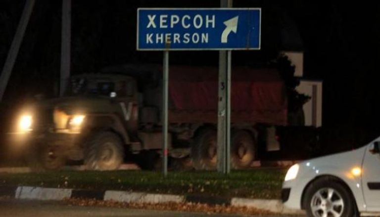 شاحنة عسكرية روسية في مدخل خيرسون - أ.ف.ب