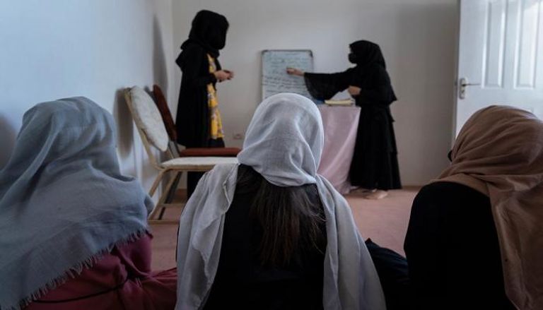 طالبات ومعلمة داخل مدرسة تحت الأرض في كابول