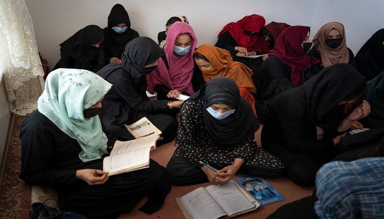 طالبات ومعلمة داخل مدرسة تحت الأرض في كابول