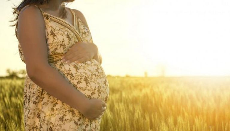 سيدة حامل تتعرض لأشعة الشمس - أرشيفية