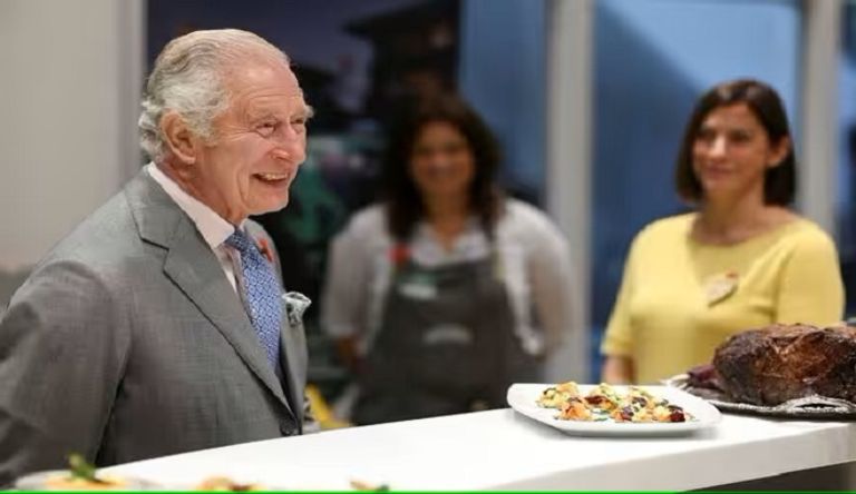 الملك تشارلز يتذوق الطعام خلال جولته بشمال إنجلترا
