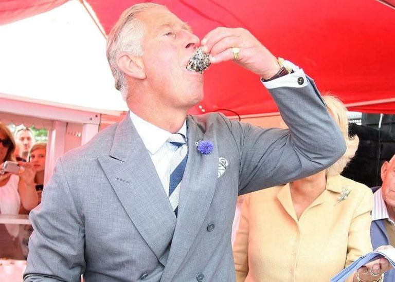 الملك تشارلز يتذوق الطعام خلال جولته بشمال إنجلترا