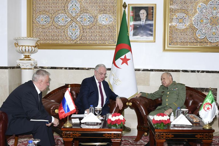 جانب من لقاء رئيس الأركان الجزائري والمسؤول العسكري الروسي الفريق أول السعيد شنقريحة مع الجنرال شوغاييف ديمتري إيفغينيفيتش