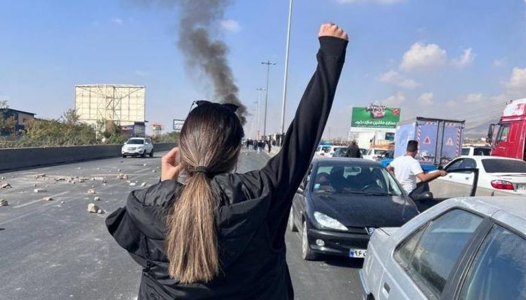جانب من الاحتجاجات التي تجددت في مدن إيرانية عدة