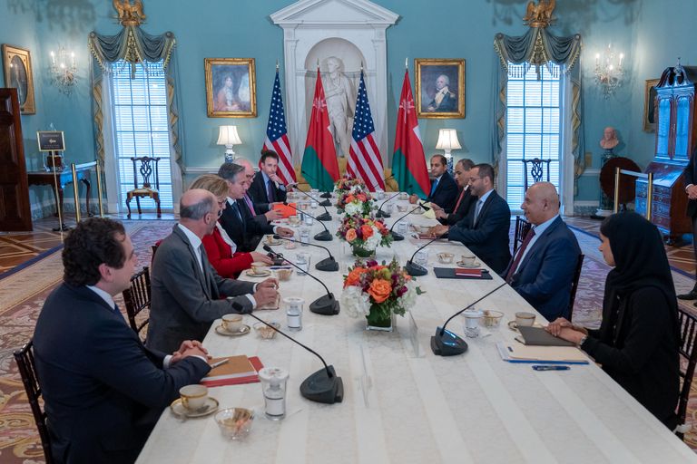 جانب من المباحثات الأمريكية العمانية وزير الخارجية الأمريكي مع نظيره العماني