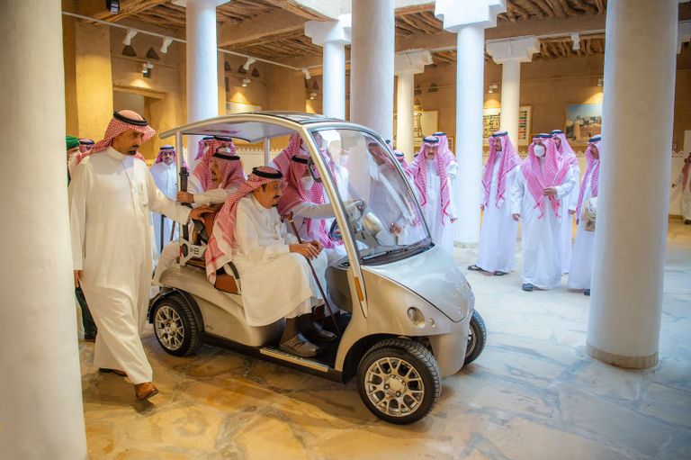 الملك سلمان خلال الجولة