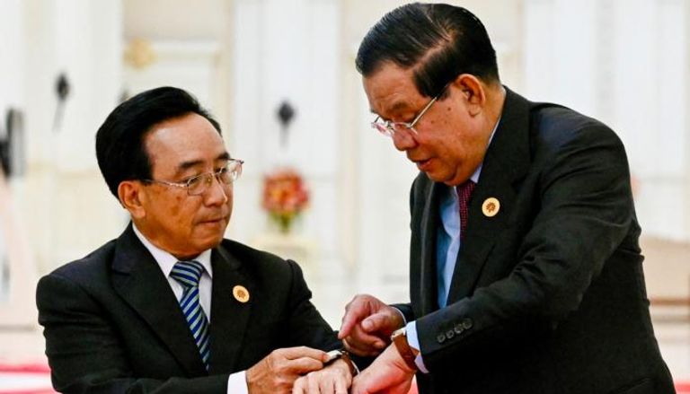 رئيسا وزراء كمبوديا ولاوس يلقيان نظرة على الهدية