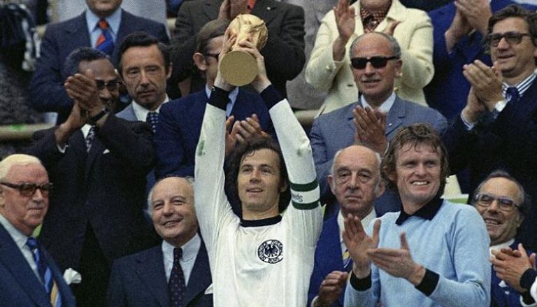 بيكنباور يرفع كأس مونديال 1974