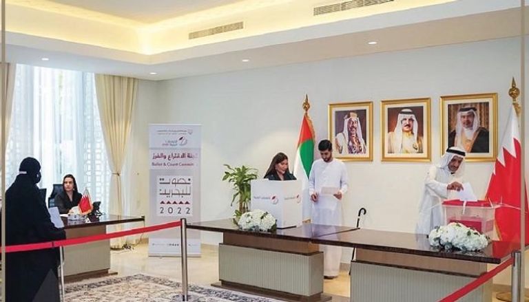 البحرينيون يدلون بأصواتهم في القنصلية العامة لبلادهم في دبي