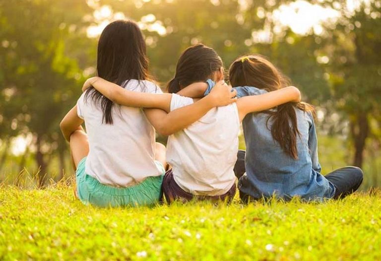 العزاب يعالجون وحدتهم بمتعة التسوق