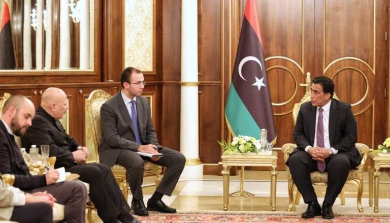 مدعي المحكمة الجنائية الدولية خلال لقائه برئيس المجلس الرئاسي الليبي محمد المنفي محتجون ليبيون يقتحمون مكتب حزب إخواني في طرابلس- أرشيفية