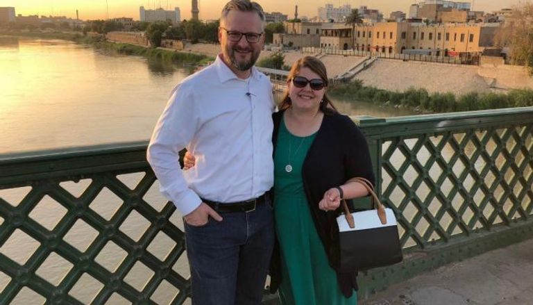 ستيفن ترول وزوجته عند إحدى الجسور في العاصمة بغداد