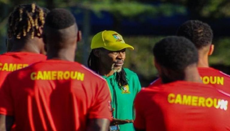سونج مدرب منتخب الكاميرون مع لاعبيه