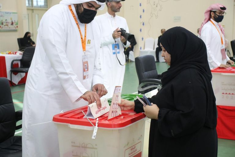 البحرينيون يدلون بأصواتهم في انتخابات 2022