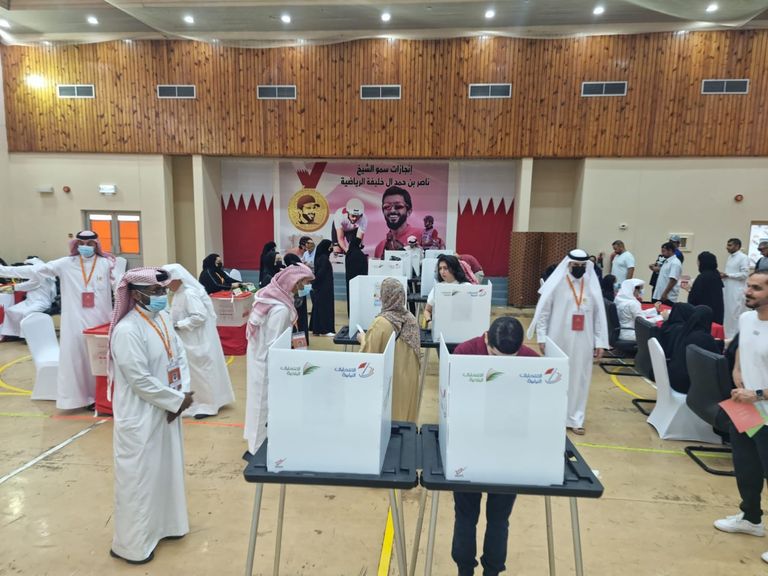 البحرينيون يدلون بأصواتهم في انتخابات 2022