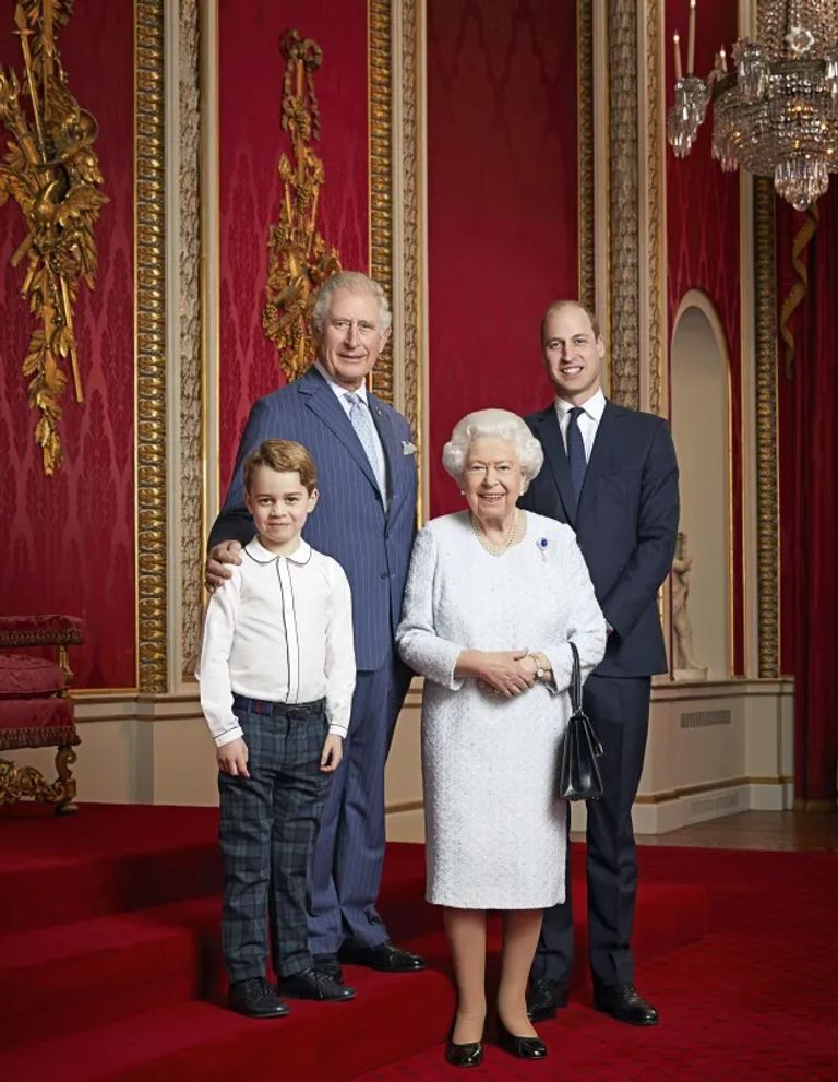 الملكة إليزابيث الثانية والأمير وليام والملك تشارلز والأمير جورج
