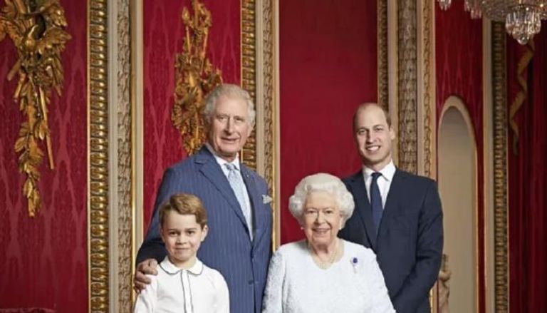الملكة إليزابيث الثانية والأمير وليام والملك تشارلز والأمير جورج