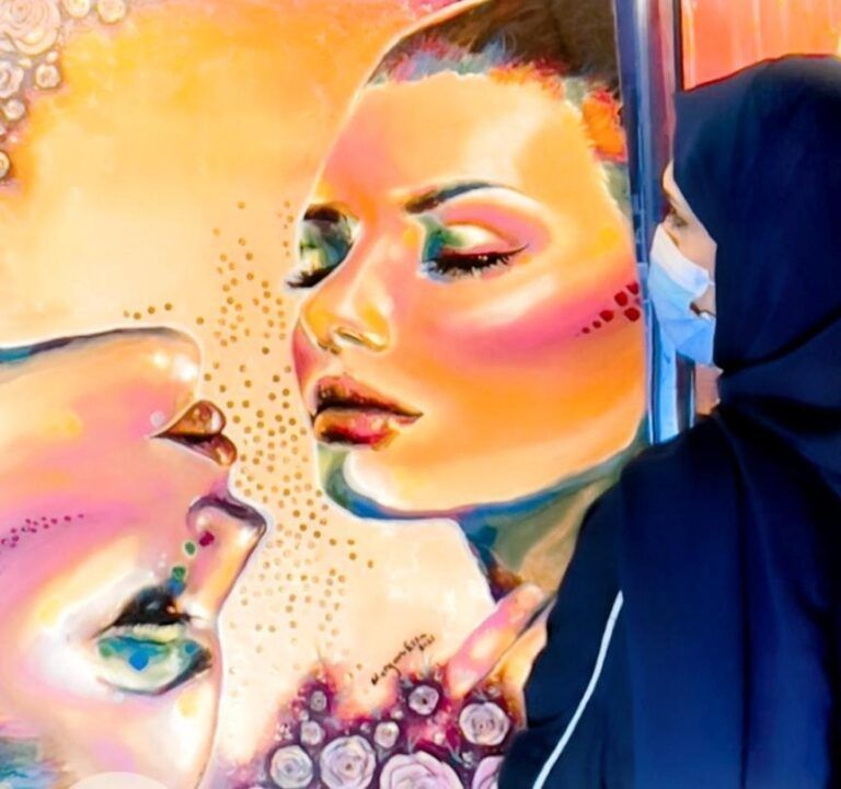 مريم الشملاوي مع إحدى لوحاتها - أرشيفية