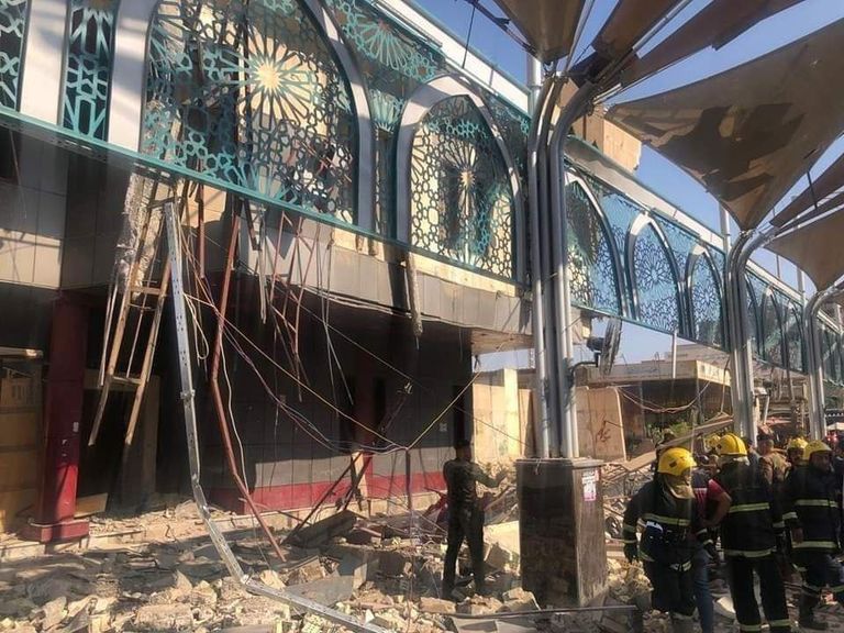 فرق الدفاع المدني في موقع الحادث