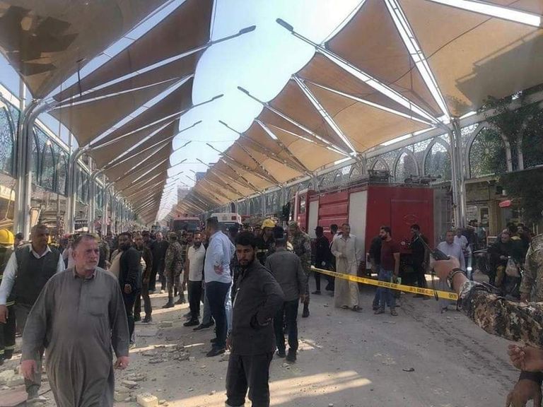 فرق الدفاع المدني في موقع الحادث